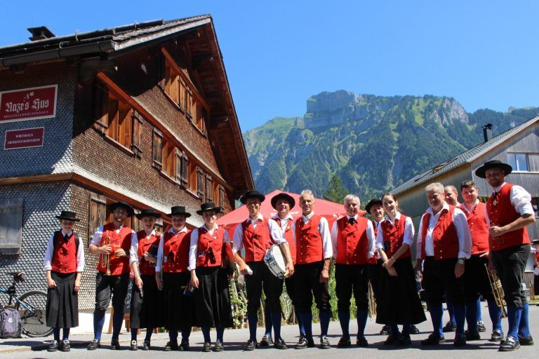 Ein Novum in der langen Wälder Festtradition: Nachdem der Festführer nach altem Brauch nach Hause begleitet worden war, formierte sich die Musikkapelle für den Rückmarsch zum Fest.