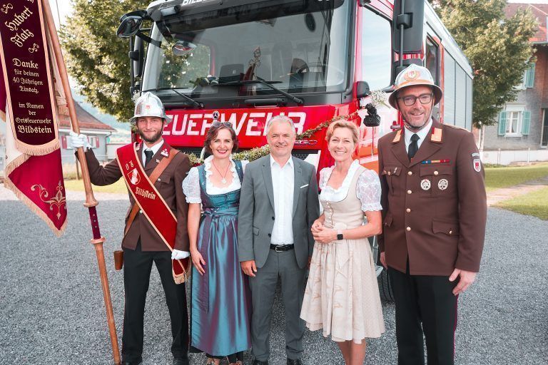 Das neue Tanklöschfahrzeug wurde feierlich gesegnet. Im Bild: Florian Nenning, Vizebgm. Irene Niederacher, Bgm. Walter Moosbrugger, LR Martina Rüscher und Kommandant Markus Nenning.