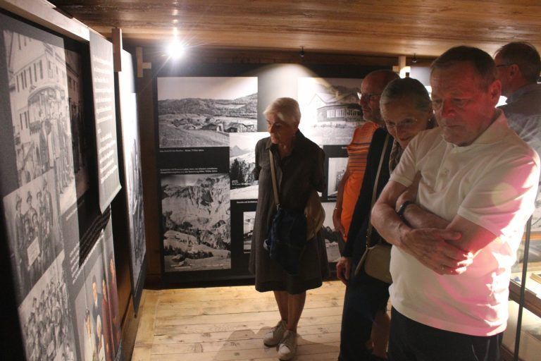 Hiller-Fotografien erzählen Geschichten: So mancher Ausstellungsbesucher wird beim Studium der Fotos auf der Suche nach Angehörigen oder Bekannten fündig.