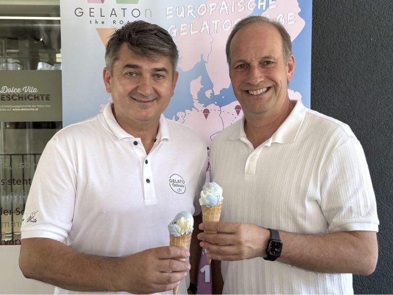 Eisgenuss und Kultur: Geschäftsführer Valentin Gava (Dolce Vita Eis-Manufaktur) mit Bürgermeister Dieter Egger.