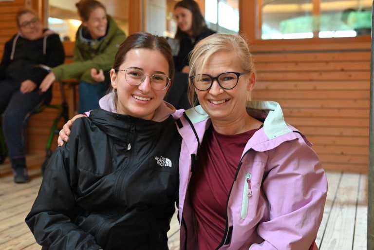 Freude auf Pferderücken im Therapiestall: Alissa und Sibylle Thalmann sind Betreuerinnen in dieser Woche und sehen die Fortschritte, die die Kinder in dieser Woche machen.
