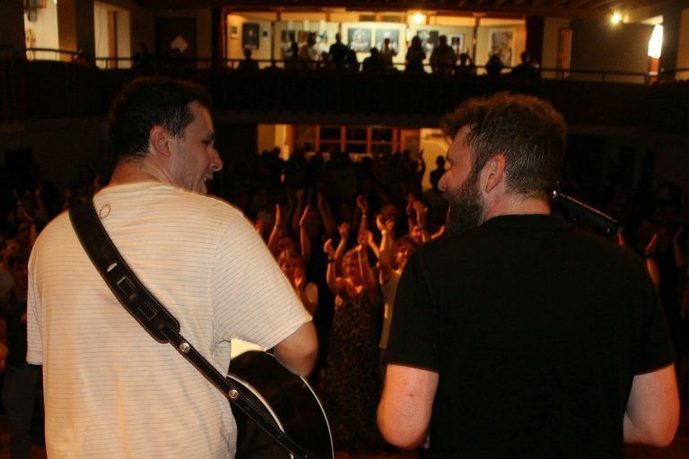 „Käsklatsch-Zugabe“ als Pilotprojekt: Viele Jahre sammelten Daniel Geuze und Aaron Schedler in einer Band Bühnenerfahrung, jetzt sind sie als Duo fix&bärtig erfolgreich unterwegs.  