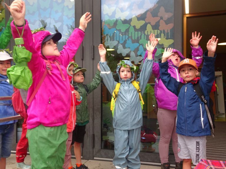 Abenteuer mit dem Waldräuber : Die Kinder waren mit großer Begeisterung dabei und staunten, als nach dem Sonnengruß tatsächlich eine Regenpause einsetzte.