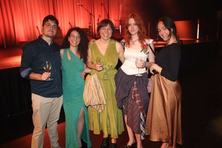 Partyfreude nach Schicksalhaftem: Vito Cipolla, Ludovica Filipella, Janina Kobinger, Anna Hosteh und Eloisa Zoroddu.