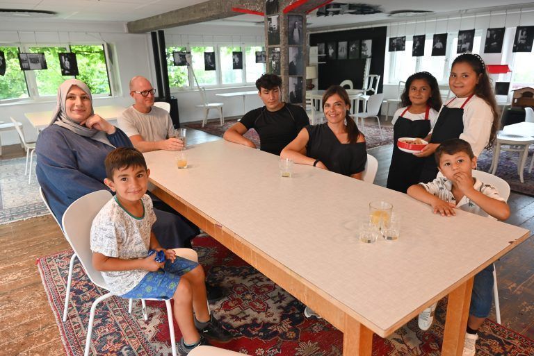 Kinder als Gastgeber im W*ORT: Den ganzen Sommer über schlüpfen Kinder in die Gastgeber-Rolle und heißen Gäste willkommen.