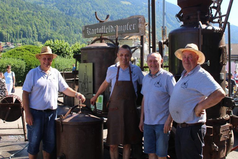 Käfer aus Mexiko & Motor-Bike aus Indien: Heinrich Schnetzer und sein Verein der Kartoffeldämpfer zählte auch heuer zu den vielbestaunten Stammgästen beim Oldtimertreffen im Wald. Am 12. Juli ist das Ungetüm beim Fischerfest in Bludesch-Gais wieder im Einsatz.