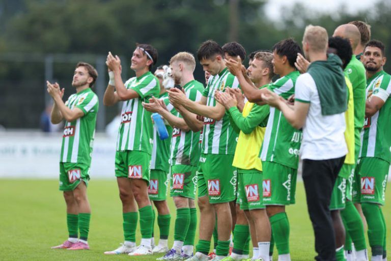Haris Ismailcebioglu erlöst Austria Lustenau sehr spät: Dank der Mannschaft an die Nordtribüne.