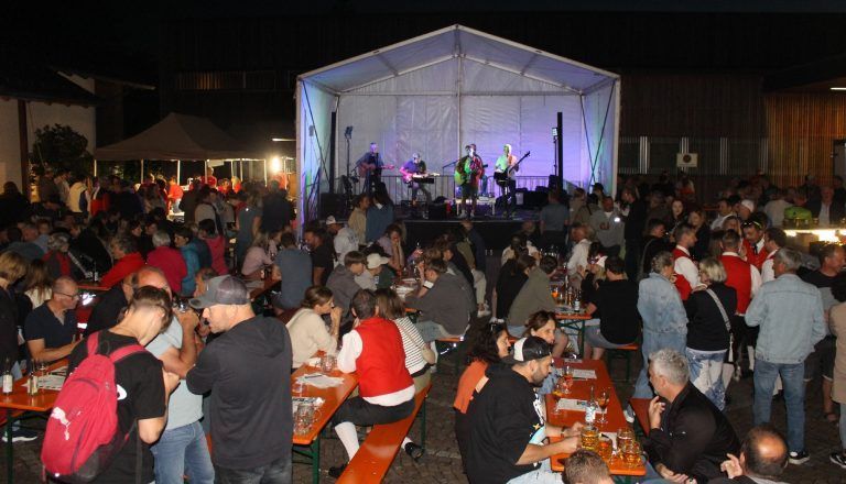 Käsklatsch-Auftakt wie im Bilderbuch: Volles Haus und Riesenstimmung beim Käsklatsch-Auftakt in der Arena.