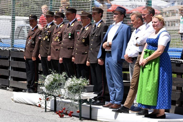 Laterns feiert Feuerwehrfest und spendet für kranke Kinder: Die Segnung des Einsatzfahrzeuges und der Pumpe war das Highlight.