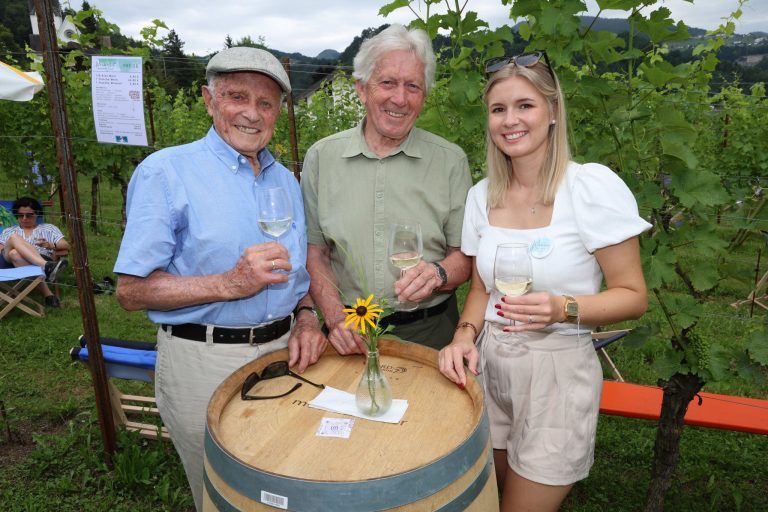 Messe, Musik und Genuss im Klauser Rebgarten: Oswald Widmann, Walter und Anika Bischof.