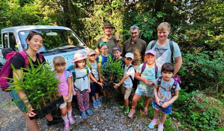 Zusammen mit Waldaufseher Florian Kohler sowie Karl Bumberger und Pius Zussner von der Jagd Lochau gings für die Schüler der VS Lochau mit Klassenlehrerin Victoria Müller zum „Tännele-Setzen“ in Hehle´s Wald.