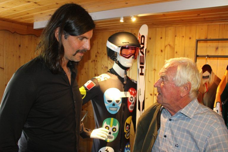 Ein Selfie vom Prinzen für den Kaiser: Udo Albl beim Small-Talk mit René Harrer. Der Dornbirner war einer der maßgeblichen Funktionäre, die Head in den 1980er-Jahren die Tür in den ÖSV-Skipool öffneten und damit der Skifirma ermöglichten, ÖSV-Läuferinnen und Läufer auszurüsten.
