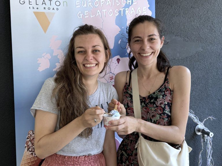 Eisgenuss und Kultur: Pädagoginnen Monika Berchtel und Katrin Fenkart von der VS Herrenried.