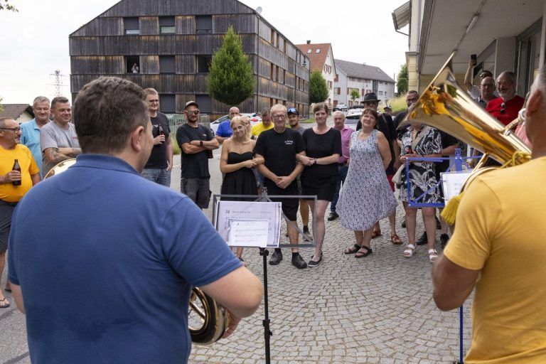 „We say good bye, bye bye, bye bye“: Gäste nehmen mit einem Trauermarsch Abschied von ihrem Lokal