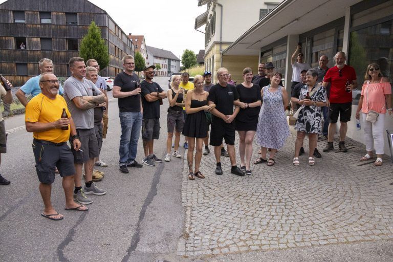 „We say good bye, bye bye, bye bye“: Gäste nehmen mit einem Trauermarsch Abschied von ihrem Lokal