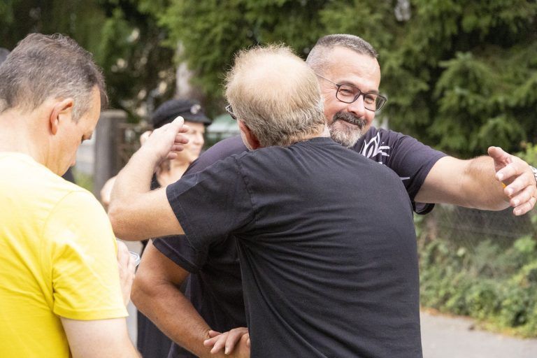 „We say good bye, bye bye, bye bye“: Gäste nehmen mit einem Trauermarsch Abschied von ihrem Lokal