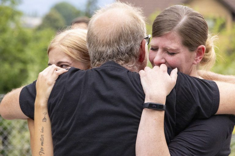 „We say good bye, bye bye, bye bye“: Gäste nehmen mit einem Trauermarsch Abschied von ihrem Lokal