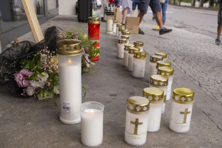 „We say good bye, bye bye, bye bye“: Gäste nehmen mit einem Trauermarsch Abschied von ihrem Lokal