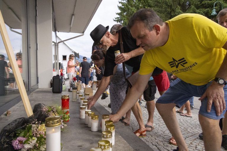 „We say good bye, bye bye, bye bye“: Gäste nehmen mit einem Trauermarsch Abschied von ihrem Lokal