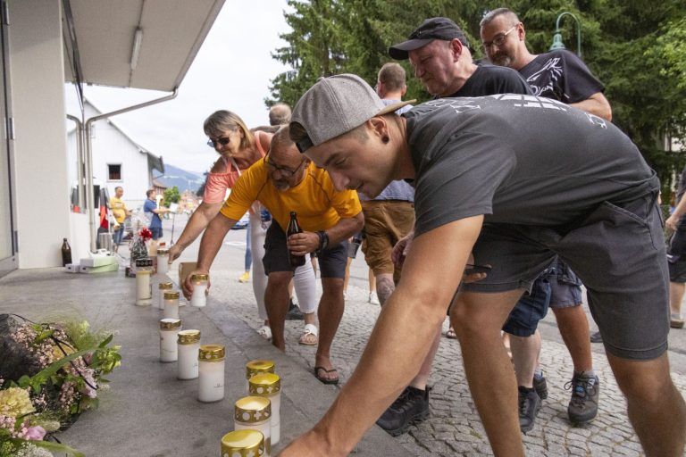 „We say good bye, bye bye, bye bye“: Gäste nehmen mit einem Trauermarsch Abschied von ihrem Lokal