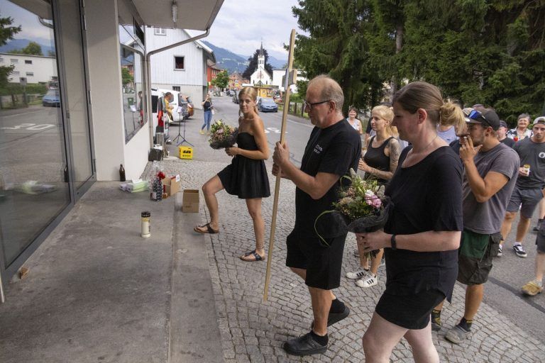 „We say good bye, bye bye, bye bye“: Gäste nehmen mit einem Trauermarsch Abschied von ihrem Lokal