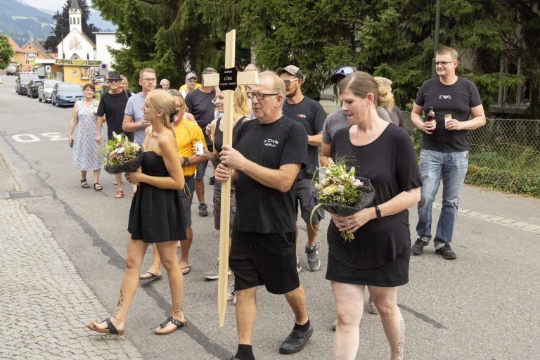 „We say good bye, bye bye, bye bye“: Gäste nehmen mit einem Trauermarsch Abschied von ihrem Lokal