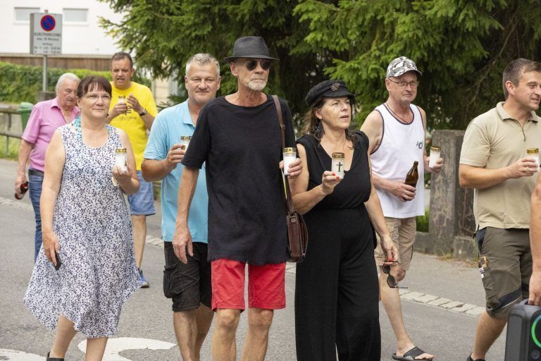 „We say good bye, bye bye, bye bye“: Gäste nehmen mit einem Trauermarsch Abschied von ihrem Lokal