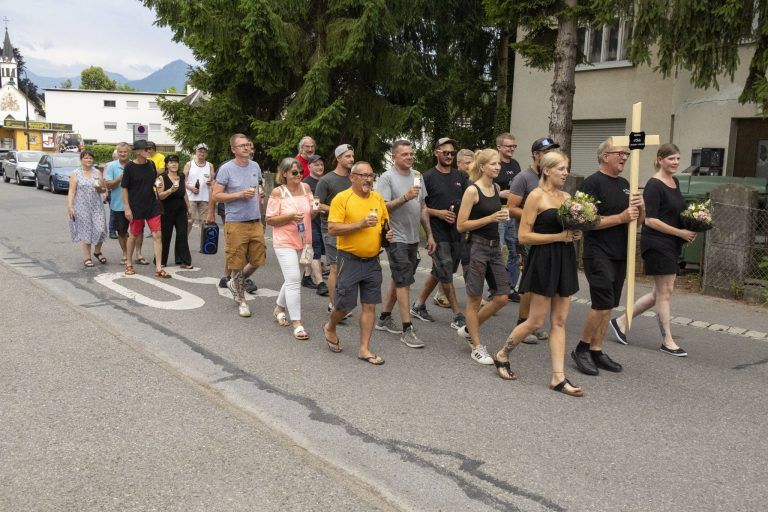 „We say good bye, bye bye, bye bye“: Gäste nehmen mit einem Trauermarsch Abschied von ihrem Lokal