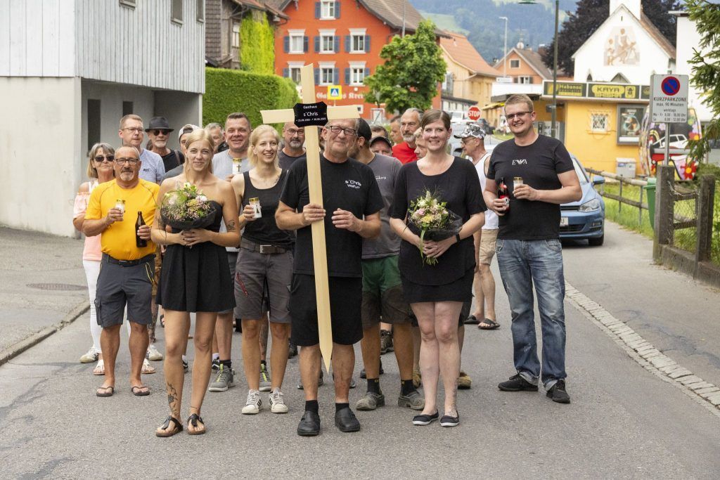 „We say good bye, bye bye, bye bye“: Gäste nehmen mit einem Trauermarsch Abschied von ihrem Lokal