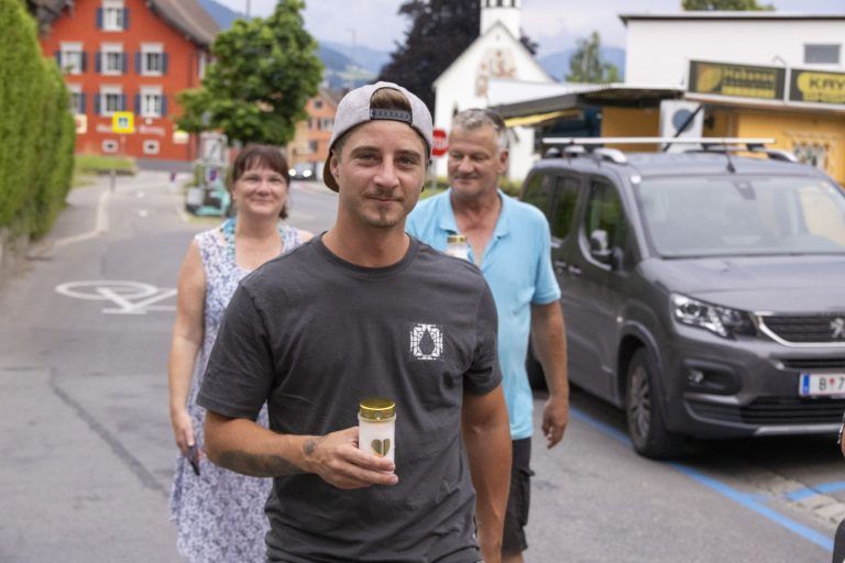 „We say good bye, bye bye, bye bye“: Gäste nehmen mit einem Trauermarsch Abschied von ihrem Lokal