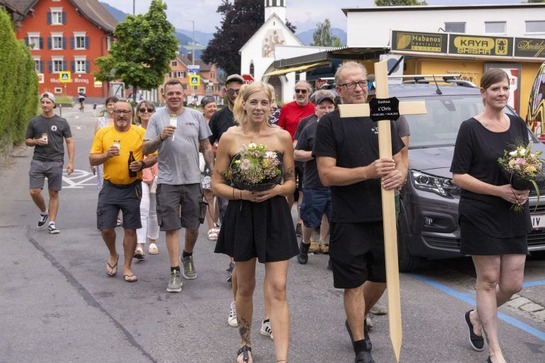 „We say good bye, bye bye, bye bye“: Gäste nehmen mit einem Trauermarsch Abschied von ihrem Lokal