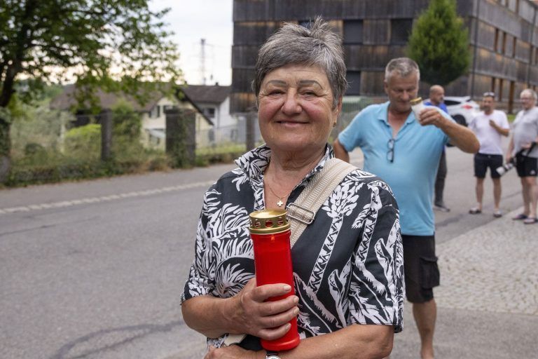 „We say good bye, bye bye, bye bye“: Gäste nehmen mit einem Trauermarsch Abschied von ihrem Lokal