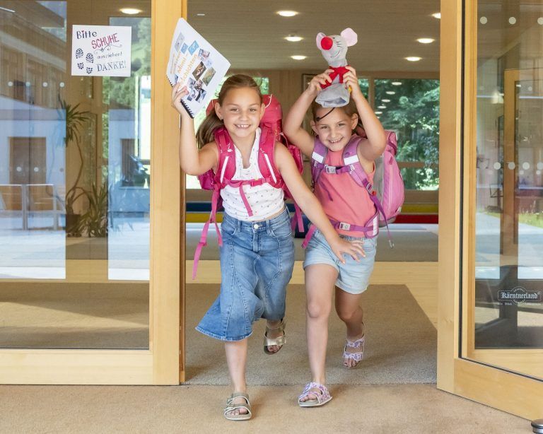„Jetzt geht’s schwimmen und trampolinspringen“ – Schulschluss für Clara und Greta (7) sowie 55.000 Kinder in Vorarlberg