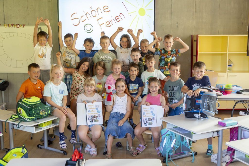 „Jetzt geht’s schwimmen und trampolinspringen“ – Schulschluss für Clara und Greta (7) sowie 55.000 Kinder in Vorarlberg