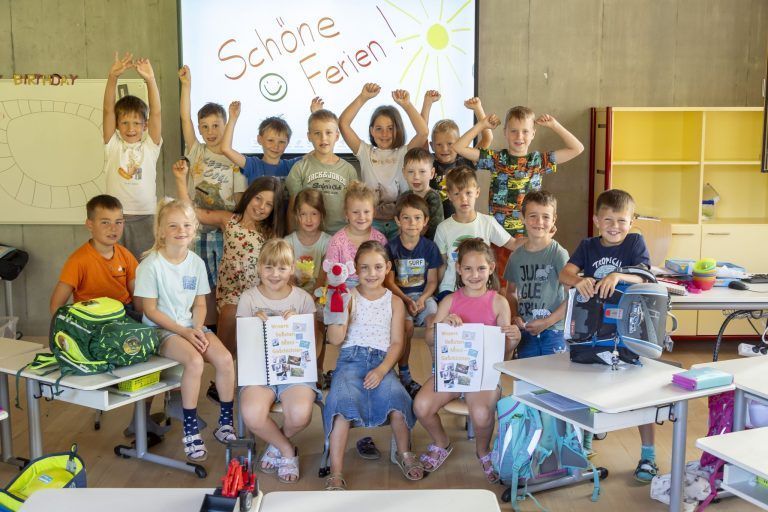„Jetzt geht’s schwimmen und trampolinspringen“ – Schulschluss für Clara und Greta (7) sowie 55.000 Kinder in Vorarlberg