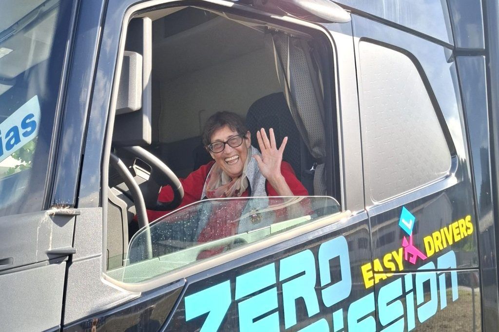 Hier werden Erinnerungen wach: Eleonore Moosbrugger erlebt besondere Ausfahrt im Elektro-Lkw