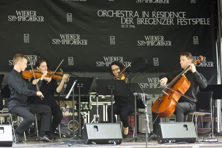 Bregenz, 18.7.2021 Bregenzer Festspiele Tag der Wiener Symphoniker, Nepomuk-Kapelle, KUB Kunsthaus und am Kornmarktplatz, verschiedene Gruppen der Wiener Symphoniker spielen bis in den Abend hinein. Volker Kempf Solo-Harfe, Christoph Stradner Solo-Cellist, Symphoniker Blas, Umia-Quartett,Qintetto Sinfonico, Allegra + Band und Ensemble aus Blaeser der Wiener Symphniker.