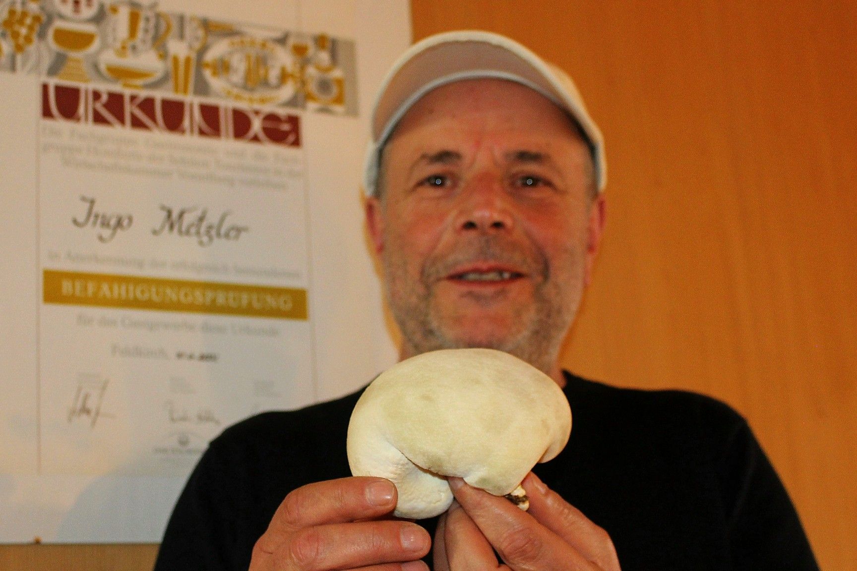 Ingo Metzler mit dem Igelstachelbart, der im Rahmen der Diplomarbeit veredelt wird.