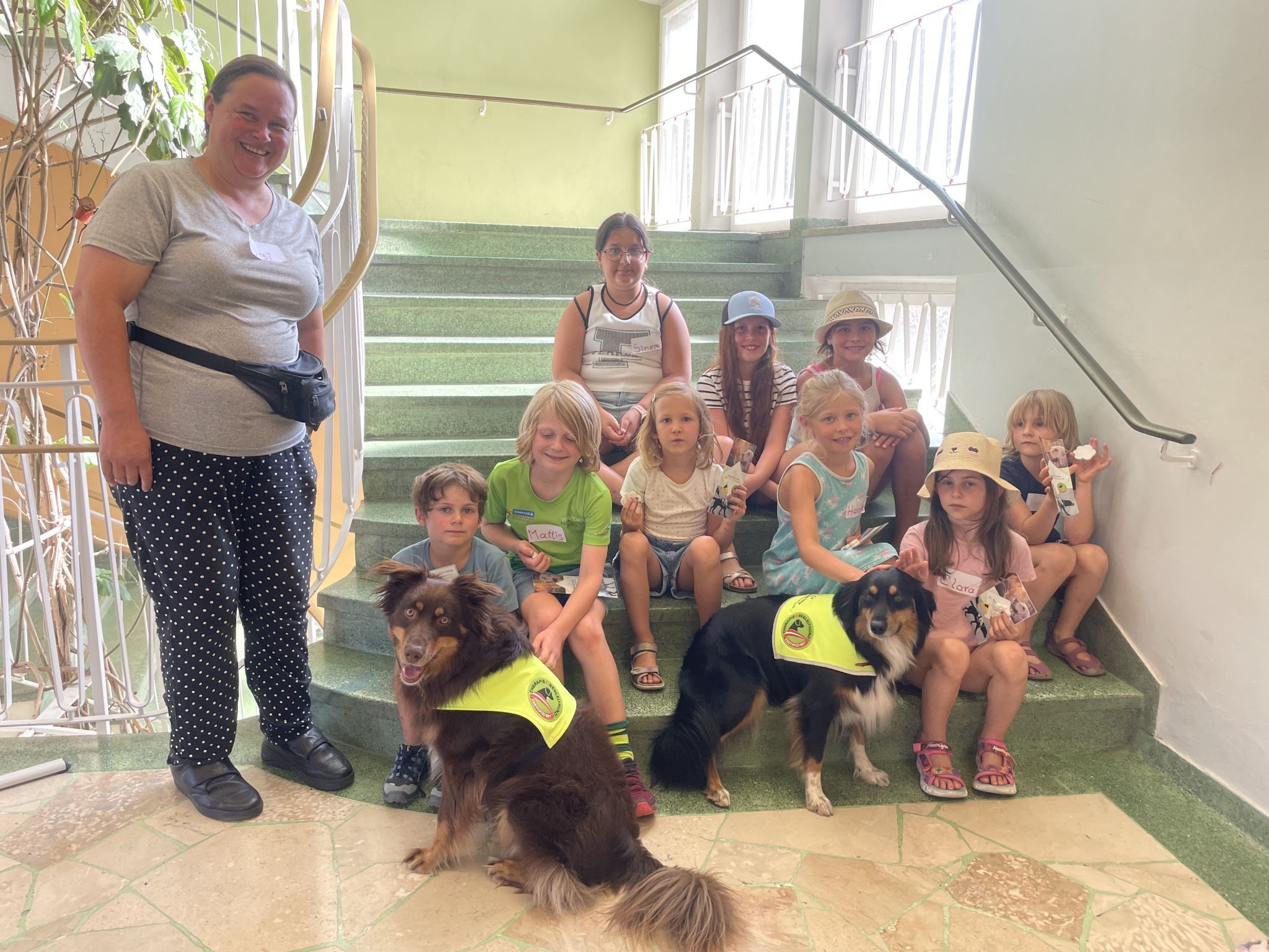 Hundestunde mit Ursula Reichart und den Therapiebegleithunden Mika und Macy