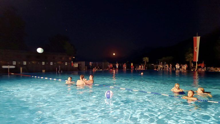 Perfekte Bedingungen: 34 Grad am Tag, laue Sommernacht am Abend.