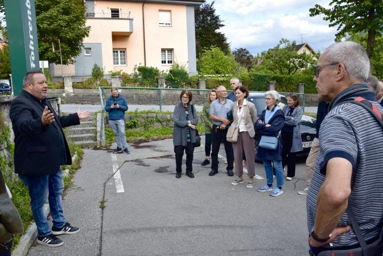 "Die Menschen litten wirkliche Not": Interessiert hören die Teilnehmenden am geführten Spaziergang durch die Stadt den Ausführungen von Dr. Franz Valandro, hier am Treffpunkt Brauerei Fohrenburg.