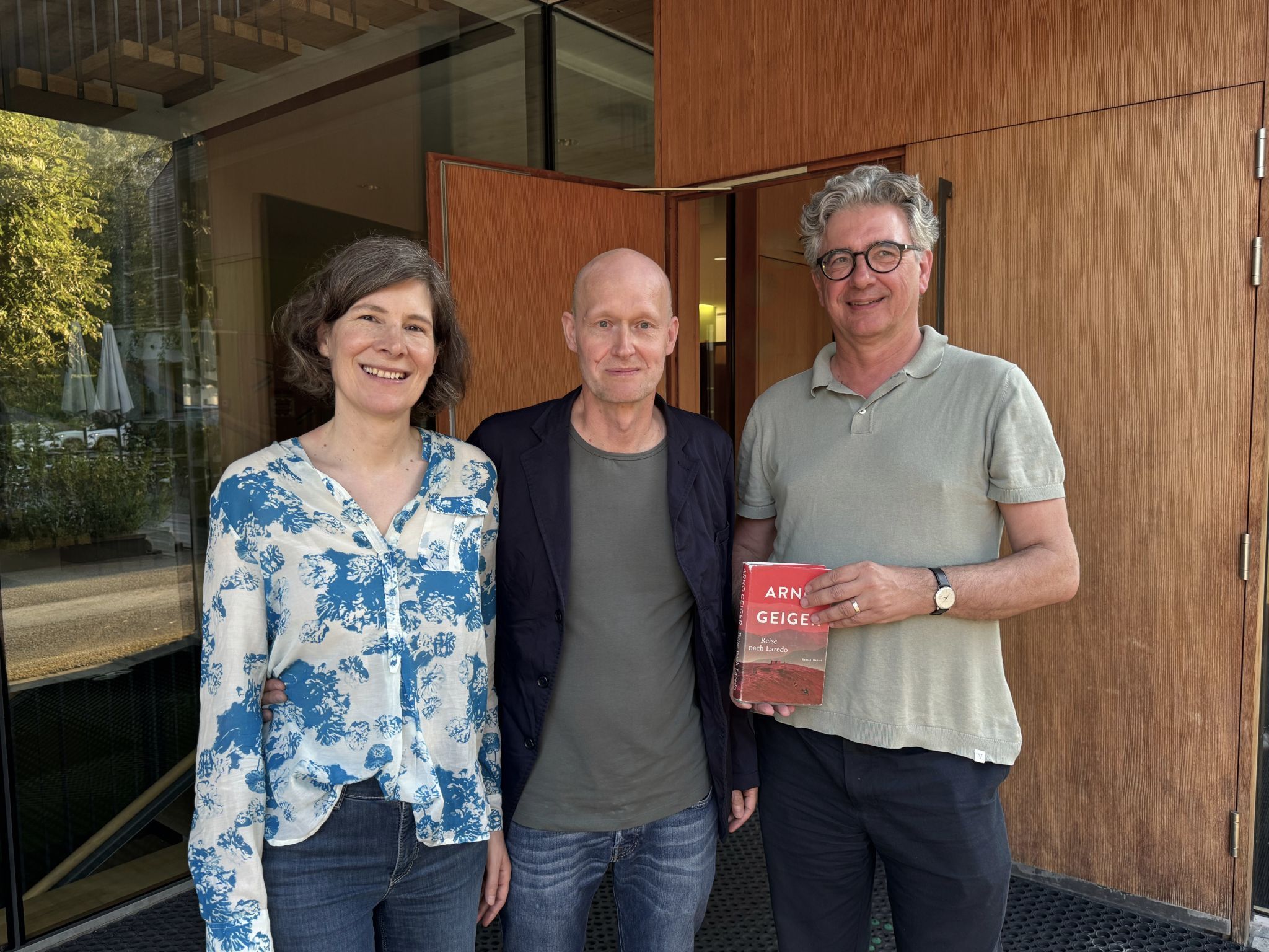 Schriftsteller Arno Geiger (Mitte), Katharina Schweitzer und Jürgen Thaler vor der Lesung im Gebhard-Wölfle-Saal in Bizau.