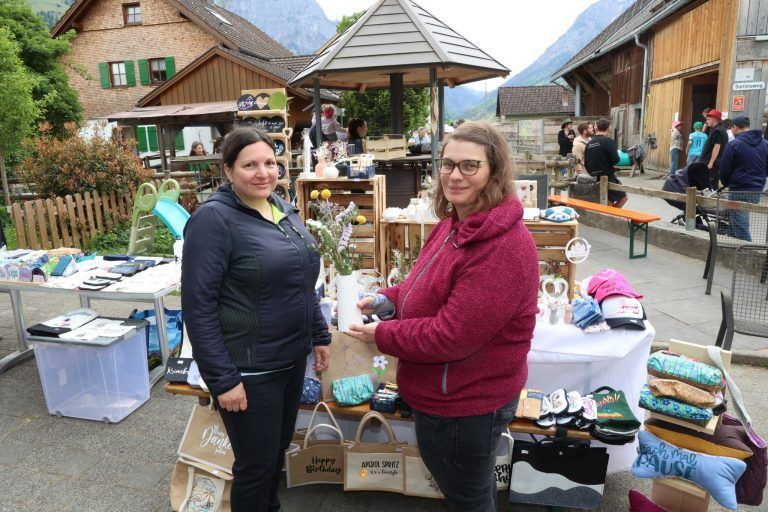 Neuer Reitplatz für den "Saminahof": Rebecdca und Simone Schnetzer.