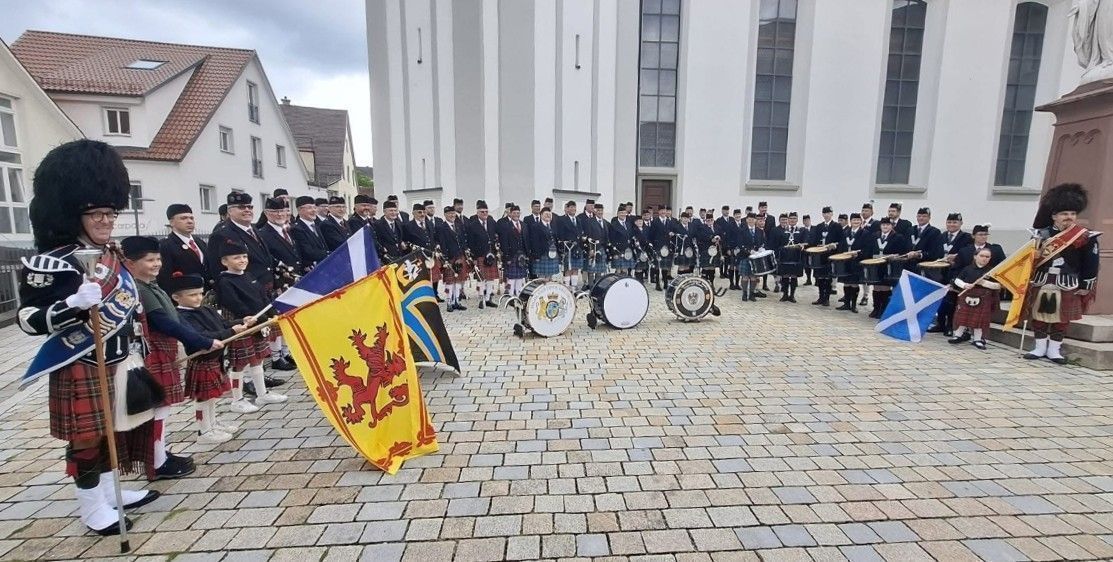 42 Pipes und 24 Bands beeindruckten das zahlreiche Publikum mit einer imposanten Klangfülle.