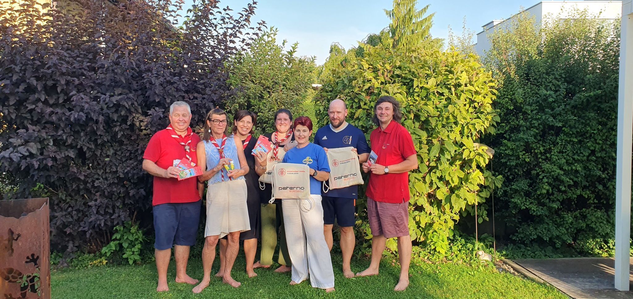 Das Präsidium der Vorarlberger Pfadfinder hat auch dieses Jahr wieder 600 Schulstartpakete geschnürt. Die Präsidiumsmitglieder Sunny Fäßler, Doris Bauer-Böckle, Evi Mairer mit Susanne Paterno (von Paterno Schreibwaren), Tobias Morscher und Josef Böckle (v.l.n.r.) (Foto: Vorarlberger Pfadfinder)