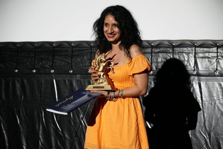 Jubiläumsausgabe mit Nostalgie und Zukunftsvision geht erfolgreich zu Ende: Das Goldene Einhorn in der Kategorie Publikumspreis geht an „The Terrorist“ von Meena Rathor. (Bild: ALPINALE/Lara Smith)