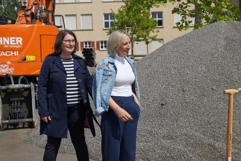Erste Bauetappe für Schulcampus gestartet: Birgit Giesinger (Leitung Volksschule) mit Direktorin Gabi Fink (Mittelschule)