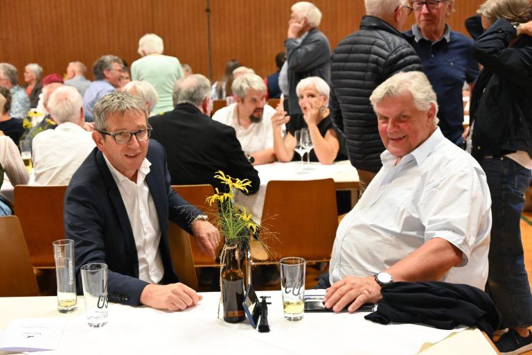 Ein Haus der Gastfreundschaft und Begegnung: Bürgermeister Hans Peter Pfanner und Altbgm. Mandi Katzenmayer gratulierten zum Jubiläum.