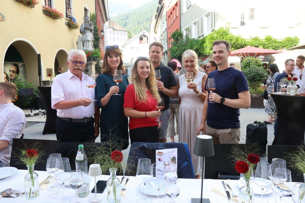 Weine und Speisen an großer Tafel