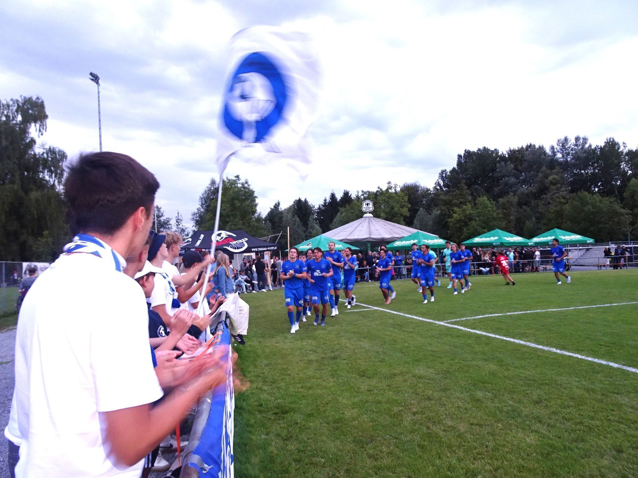 Fixes Ritual nach jedem Spiel ist der erste Gang der Kampfmannschaft zu ihrem Fanclub.